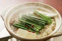 和牛のホルモンに鶏と豚の旨みも加わった絶品もつ鍋！自信を持って通年でご提供しております。
スープは和風醤油味or辛みそ味の中からお選びいただけます。