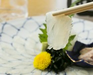 店頭の生け簀から〆るので鮮度抜群！肝を醤油に溶いてお召し上がりください。