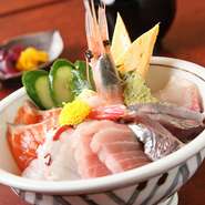 自慢の鮮魚を盛り込んだ海鮮丼！
味噌汁、漬物付き