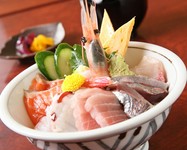 自慢の鮮魚を盛り込んだ海鮮丼！
味噌汁、漬物付き
