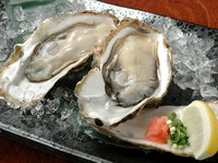 旨味とミネラルがぎっしり詰まった大粒の生牡蠣です！
※価格は時期により変わる場合がございます。