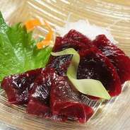 鮮度の良い栄養満点な鯨のお刺身です。
独特の味わいはクセになります！