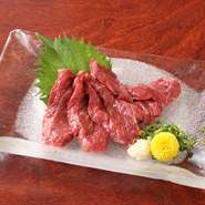 満月独自のルートで仕入れる馬刺しは絶品！
九州産の馬刺し専用醤油でお召し上がりください♪