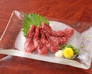 満月独自のルートで仕入れる馬刺しは絶品！
九州産の馬刺し専用醤油でお召し上がりください♪
