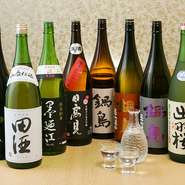 全国各地の地酒を酒屋さんのご協力の元で取り揃えております。週替わり、日替わり、毎回違うお酒が楽しめます！
<<主な銘柄例>>
磯自慢・一白水成・新政・鍋島・田酒・出羽桜・山本・尾瀬の雪どけ・残草蓬莱 など！