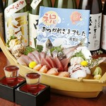 新鮮お刺身盛り合わせに、北海道直送の自慢の海鮮と季節の味覚を味わえる一番人気のご宴会コースです！