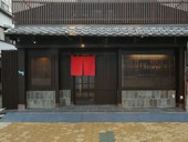 風情のある佇まいで、穏やかに客人を出迎えてくれる店