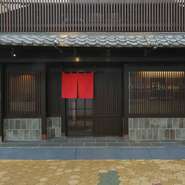 看板はなく格子と朱色の粋な暖簾のみが目印です。くつろぎのひと時へといざなってくれるのは、季節感豊かな料理とこだわりの日本酒。隠れ家ならではの心地よさを、実際に体感してみてはいかがでしょう。
