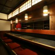 店内すべてが、靴を脱いで上がるスタイル。そのため、自宅でくつろいでいるような感覚で、心穏やかに過ごせます。掘りごたつのカウンター席でオススメ料理に舌鼓を打つ、満ち足りた時間を満喫できます。