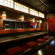 和やかな雰囲気に包まれながら、大切な人との食事を楽しめます。店主こだわりの日本酒は初心者でも飲みやすいものが多く、料理とのペアリングにも最適。夫婦やカップルで、和をたしなむひと時にぜひ。