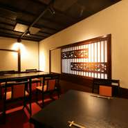 テーブル席はセミプライベート空間で、ビジネス利用にお誂え向きです。風情のある障子や手にしっくりと馴染む器、ガラス・陶磁器から選べる酒器など、海外ゲストにも喜ばれる和の心意気に溢れています。