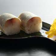 今回は島根県産の「どんちっちアジ」ですが、鯖や鮎などの旬魚を使用します。軽めの酢〆にしており、塩梅が絶妙。口の中でふわっとほどけていく絶妙な食感が魅力的です。