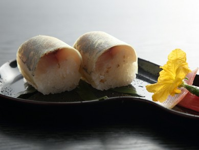 脂が乗った季節の魚でつくる定番メニュー『棒寿司』
