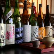 冷酒・冷や・燗、各々の飲み方に合う銘柄を厳選。純米酒系統が主軸。ガラス、陶器、磁器など酒器にも店主のセンスが光ります。リストにないものも多いので、スタッフへ。（別紙リストをご覧ください）