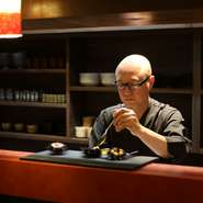 会話はあまり得意でないと話す芦田氏ですが、おもてなしの心は深甚。訪れた人をそっと見守りながら、要となるタイミングで声を掛け、心地よく過ごせるようにサポートされています。