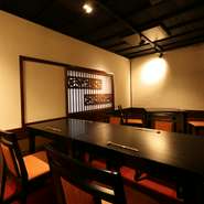 古民家の良さを残しながら、月日と共に少しずつ手を加えてきた趣のある空間。料理を据える器や日本酒の香りや風味を引き立てる酒器にもこだわりを持って買い付けられています。