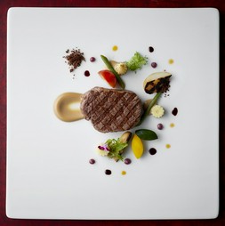 世代を超え愛され続ける、人気の高いメインディッシュ『国産牛フィレ肉のグリル』