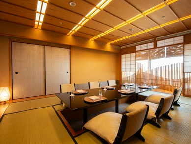 プライベート空間で食事を楽しめる個室も完備