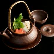 料理長こだわりのだしには、上質な北海道産「利尻昆布」と鹿児島県産枕崎の「本枯れ節」が使用されています。土瓶の中に入れられた秋の名物である松茸と共に、芳醇な香りごと余さず味わいたい逸品です。