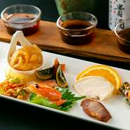 『ピータン』や『くらげの冷菜』など中華を代表する前菜を数種類盛り合わせ。数種類の料理と彩り豊かな野菜なども加わり四季折々のおいしさも楽しめます。1名～でもオーダーできるので、お酒のお供にも最適です。