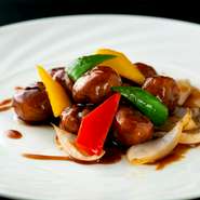 ジューシーな豚肉と彩り野菜のおいしいコンビネーションは、【大観苑】のメニューの中でもひと際人気を集める名物料理。黒酢を使った特製のソースは、コクがありつつもまろやかさがあるのが特徴です。