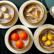 『ふかひれ蒸し餃子』や『焼売』など上級点心師が、皮から手づくりしています。2個以上で注文できるため色々と食べ比べをしたい方や、コースや麺・飯料理にプラスしたい時にも万能。