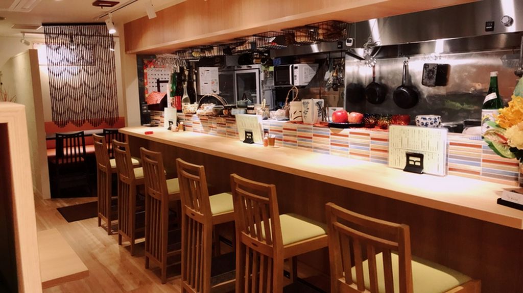 カウンター席はお1人様や、デートにも