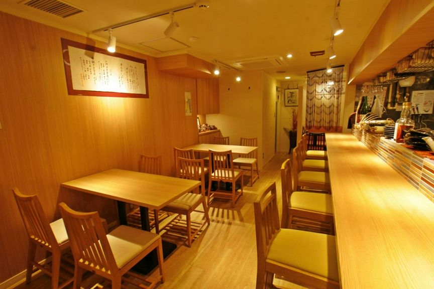 木の温かみが感じられる和食処