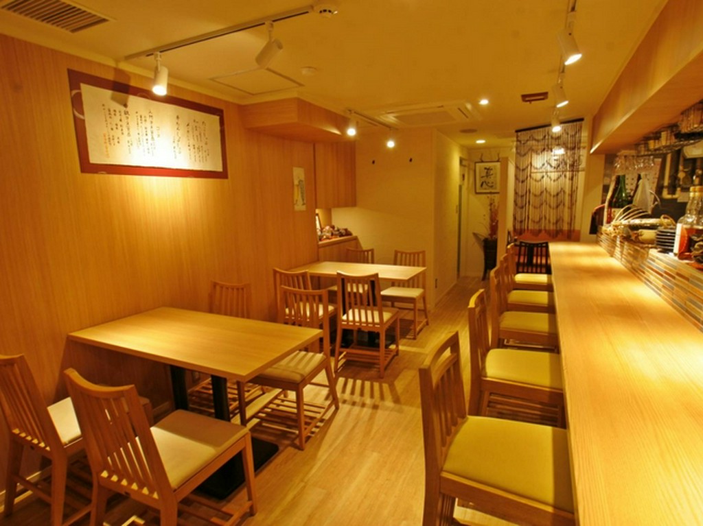 木の温かみが感じられる和食処