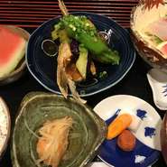 メイン 小刺身 小鉢 香物 ご飯 汁椀 ミニデザート