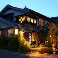 松本市並柳の住宅街に建つ深志荘。個室で気軽にお食事をお楽しみいただけます。