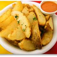 フライドポテト辛いソース添え