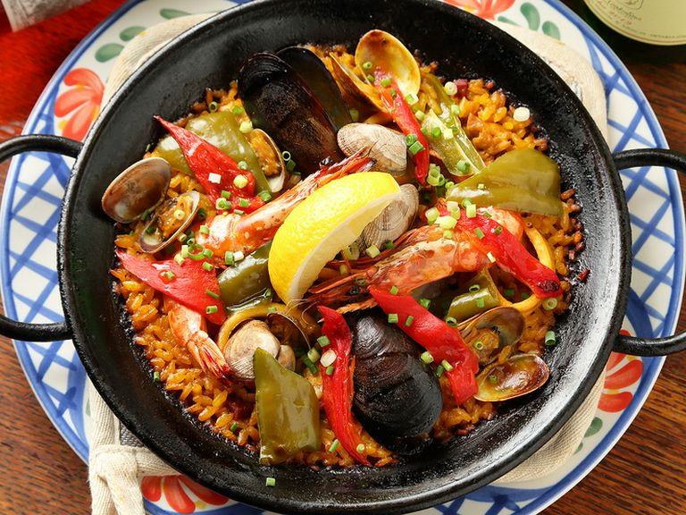 毎朝市場から仕入れる魚介と鶏のスープで炊き上げる名物料理『パエリヤ』