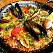 スペイン料理といえば、まず思い浮かべるのがこの料理。様々な作り方がありますが、
　当店では、鶏肉、野菜、魚介、高級サフランなどが入った、一番ポピュラーなパエリヤです。

