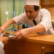 創業91年。 全国各地からご来店いただけるお客様も多数いらっしゃいます。
鮮度はもちろん、旬の食材を仕入れて丁寧に調理しております。