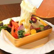南知多にあるとりのさと農園から直送された新鮮な有機野菜に、拘りぬいた十勝ラクレットをたっぷり掛けた一品！！レストランとチーズショップが併設しているからこそできる絶品料理！！ 