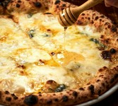 4種類のチーズと生クリームをたっぷり使い、トロトロに仕上げます。お好みではちみつを掛けてお召し上がりください。