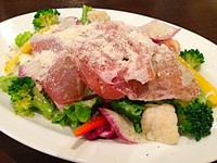 目の前でチーズを削ります！