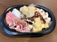 生ハム・サラミ・FAVOREさけるチーズ・カマンベール・クリームチーズ（ラムレーズン・ドライフルーツ・ブラックペッパー）・セミハード・テット・ド・モアンヌ