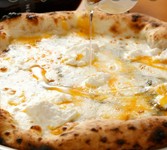その日のオススメチーズをたっぷり４種類以上使用しております。