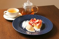 春は苺のタルト。秋はリンゴのタルトタタン風