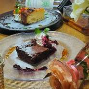 【お肉だけじゃない！！】
当店はデザートも自慢のひとつです(*‘∀‘)
１番人気は濃厚しっとり《ガトーショコラ》です♪食後酒もありますのでお酒に合う濃～い味わいです、ぜひ♪♪♪