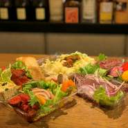 【お家で肉バルイタリアン】
特製おつまみ３種はなんと￥480と超お買い得！！ローストビーフサンドはサーロイン牛を使用し、柔らかく旨味の凝縮！！