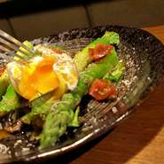 マッシュルームと太アスパラをオーブンで焼き上げ、トロットロッ卵と絡める(*‘∀‘)