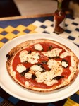 PIZZA定番。トマトソース・バジル・モッツァレラ


