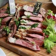 迫力満点1ポンドステーキ！
フライドポテトとトリュフオイルもついてます！