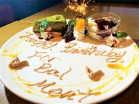 BGMの演出、花火、チェキでの記念撮影付き
プレートの名前記入２名様までとさせて頂きます。ご予約の際はお手数ですがご記入又はお声がけください。