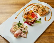 1:自家製パテドカンパーニュ(豚肉と鶏レバーのパテ)
2:本日の特製ポテトサラダ
3:自家製彩りピクルス
4:豚ハム バルサミコソース
5:ドライ無花果とアーモンドのチーズディップ