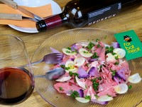 野菜とワインに漬けた牛肉を低温調理し、薄切りに♪
ご飯も進むサラダになっております!