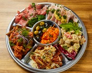 ☆全7種類☆
自家製ハム、特製ポテトサラダ、野菜と魚介のマリネ,,,,,,,
と色々盛ります!!!
内容にご希望があればご遠慮なくお申し付けください!!